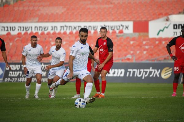 רם לוי בועט את הפנדל שניצח את המשחק