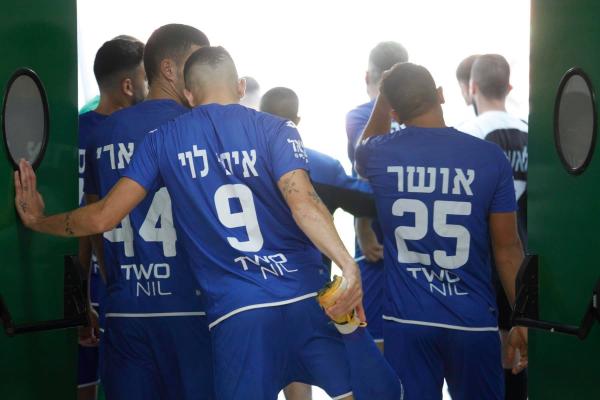 שחקני הפועל פ"ת לקראת העלייה לכר הדשא במגרש הביתי ההגיוני של בית"ר ת"א בת ים בנס ציונה