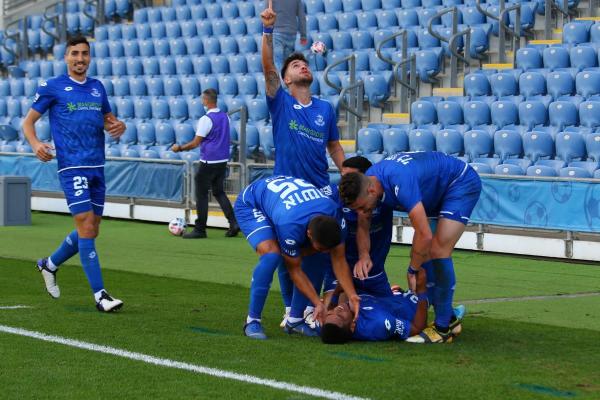 מברכים את כובש שער הניצחון, טרנס טיסדל (על הקרקע). היגור וידאל מודה לכוחות עליונים, צליל נחמיה משמאל