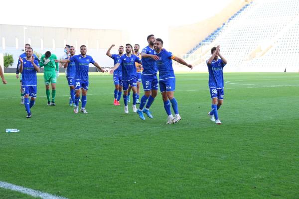 שחקני הפועל פ"ת חוגגים בסיום המשחק