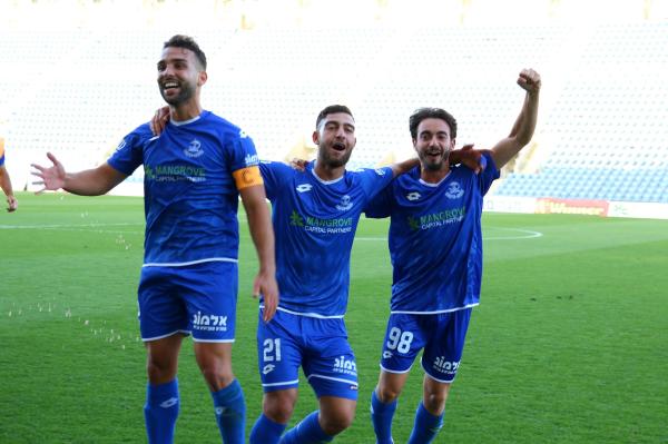 ליאור ברקוביץ', חמאדה אגבאריה ורם לוי חוגגים בסיום המשחק