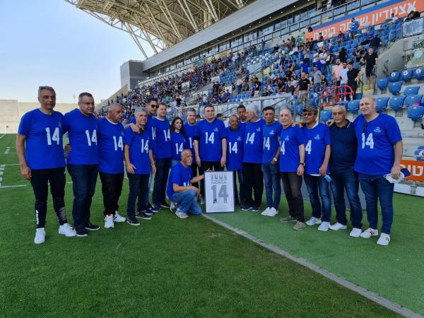 טקס לזכר מני בסון ז"ל לפני פתיחת המשחק, בהשתתפות שחקני עבר של הפועל פ"ת