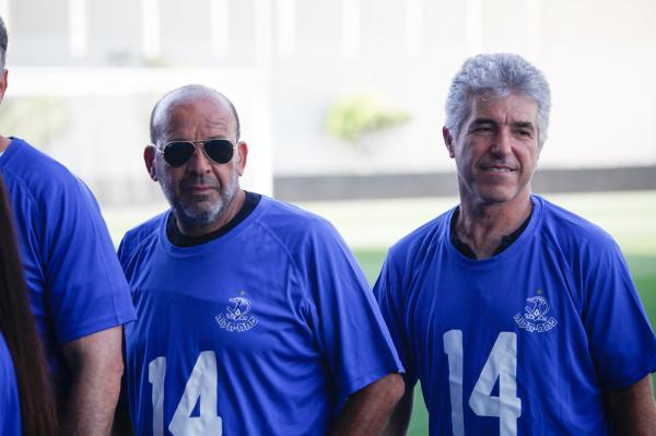 יוסי שושני ואלי מחפוד במהלך הטקס לזכר מני בסון ז"ל, אפריל 2021