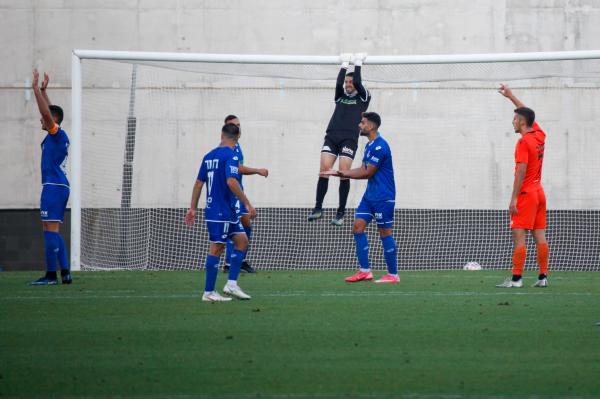 עומר כץ נתלה על משקוף השער עם שריקת הסיום. נתן הצגה בין הקורות