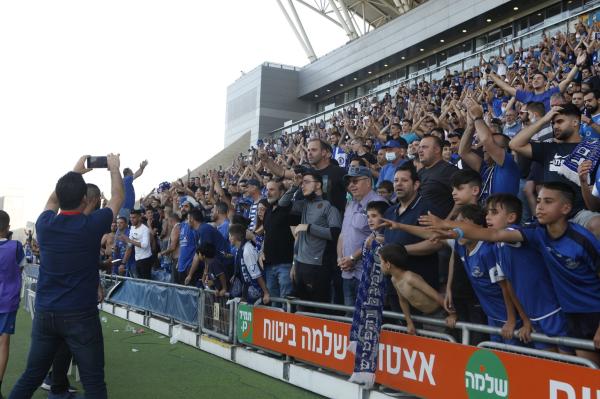 אוהדי הפועל פ"ת חוגגים בסיום המשחק