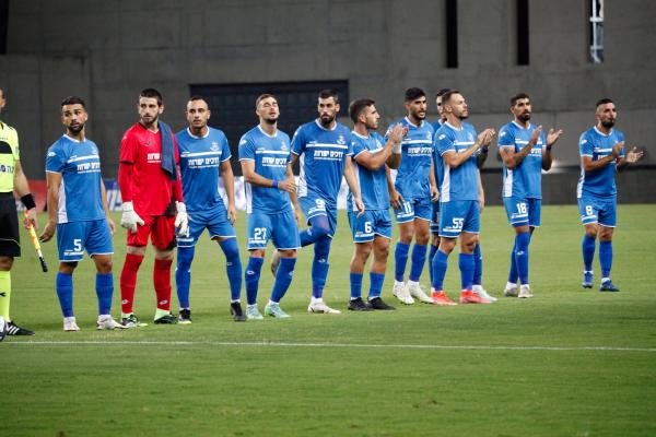 שחקני הפועל פתח תקוה לקראת פתיחת המשחק