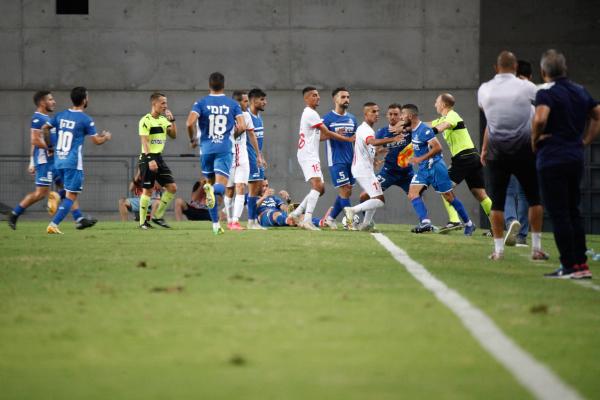 מהומה בין שחקני הפועל פתח תקוה ואדומים אשדוד