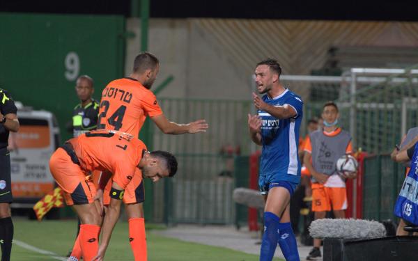 רן ואתורי בדרך לספוג כרטיס אדום