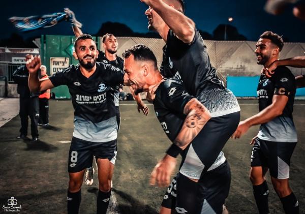 שחקני הפועל פתח תקוה חוגגים ניצחון. אופק פישלר במרכז, מוחמד באדיר משמאל