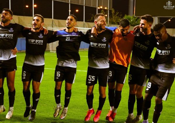 2021/22 - מחזור 13 - בית"ר תל-אביב בת-ים (1:2) - שחקני הפועל פתח תקוה חוגגים ניצחון. מימין: פיטר אוניקצ'י, אוהד רבינוביץ', אריאל לזמי, אופק פישלר, אילי תמם, דניאל טוויזר, רועי זיקרי