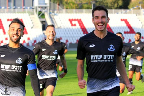 אוהד רבינוביץ' (מימין) חוגג את שער היתרון שכבש, רם לוי משמאל, אופק פישלר מאחור