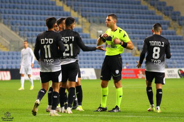שחקני הפועל פתח תקוה מתווכחים עם השופט אביב אמדורסקי. תצוגת שיפוט חלשה מצידו, כולל פנדל ברור שלא נשרק לזכות הקבוצה