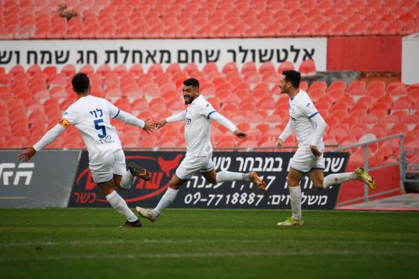 רועי זיקרי (במרכז) חוגג את שער השיוויון שכבש