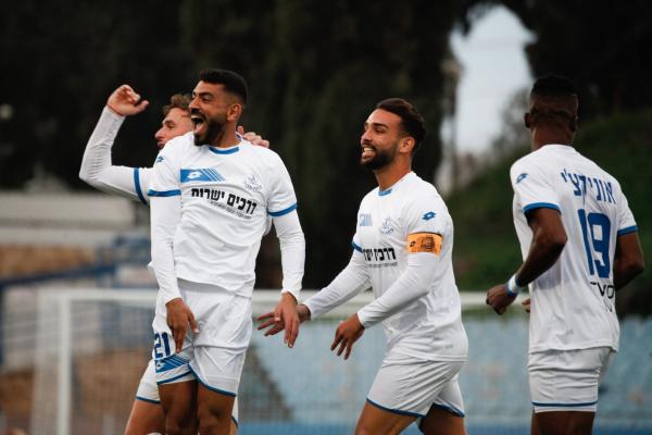רועי זיקרי חוגג את שער השיוויון שכבש, רם לוי מאחוריו