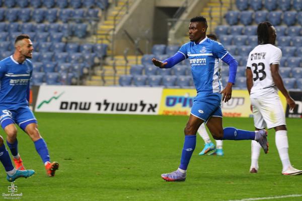 פיטר אוניקצ'י חוגג את השיוויון