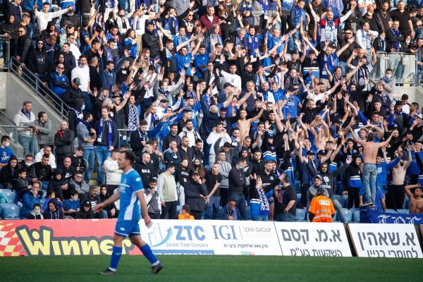 אוהדי הפועל פתח תקוה ביציע המזרחי באיצטדיון ראש הזהב