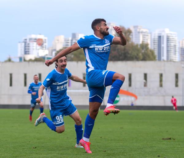 רועי זיקרי חוגג שער ניצחון, ליאור ברקוביץ' מאחוריו