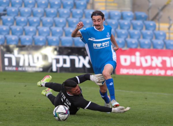 ליאור ברקוביץ' מוכשל על ידי שוער בני ריינה