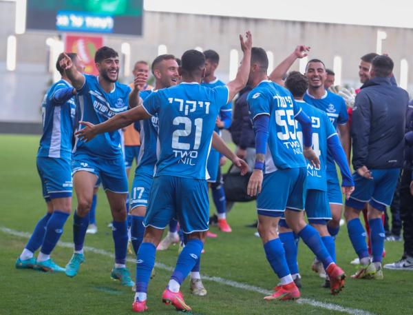 שחקני הפועל פתח תקוה חוגגים בסיום המשחק