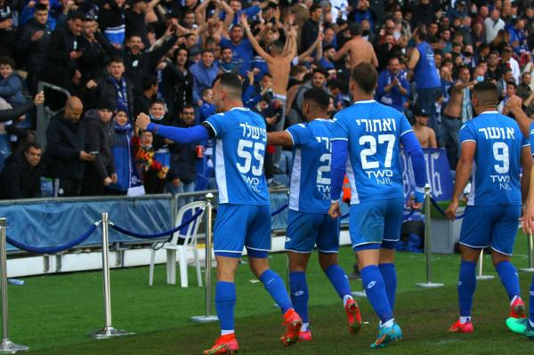 שחקני הפועל פתח תקוה חוגגים את השער השלישי עם הקהל