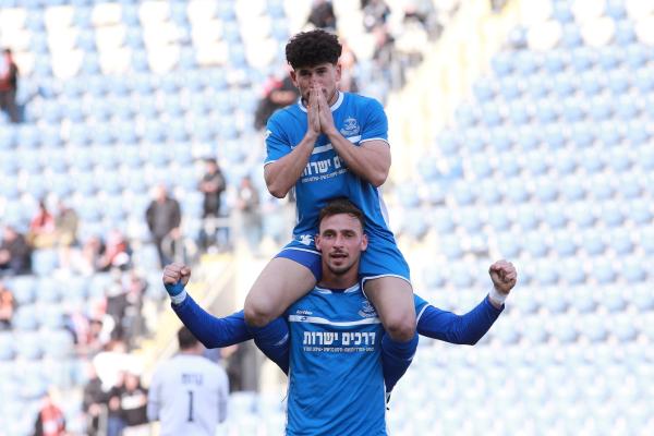 לידור נקשרי על הכתפיים של רן ואתורי אחרי שכבש את שערו הראשון במדי הקבוצה