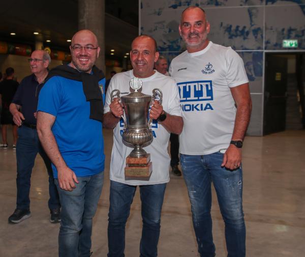 אלון חזן ואלי מחפוד עם גביע המדינה מ-1992, שלושים שנה אחרי