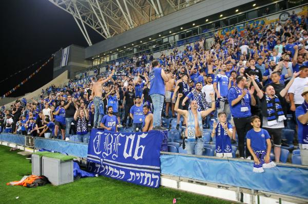 אוהדי הפועל פתח תקוה מעודדים בסיום למרות התבוסה