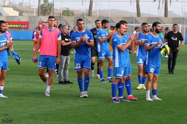 שחקני הפועל פתח תקוה מודים לקהל בסיום. מימין - ירדן כהן, עוז פרץ, עומר קורסיה ויער זמברובסקי