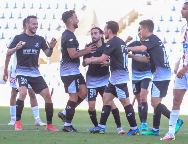 שחקני הפועל פתח תקוה חוגגים את שער השיוויון של עוז פרץ