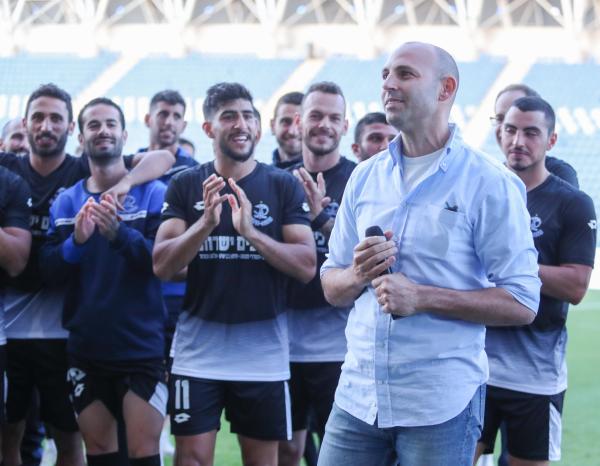 מנכ"ל הפועל פתח תקוה, אבי יחיאל, בטקס סיום העונה שנערך לאחר המשחק