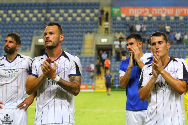 2022/23 - טוטו - מחזור 1 - מכבי פתח-תקוה (2:1) - שחקני הפועל פתח תקוה מודים לקהל בסיום. ניב ברקוביץ' ואופק פישלר מקדימה