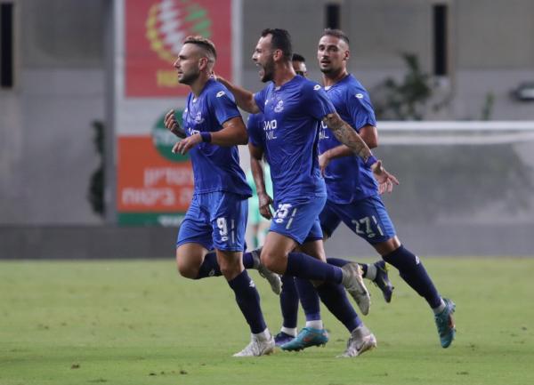2022/23 - מחזור 1 - מ.ס כפר קאסם (0:1) - רז שטיין (מקדימה) חוגג בתמיכת אופק פישלר, רגע לפני שהשופט פסל את השער שלו