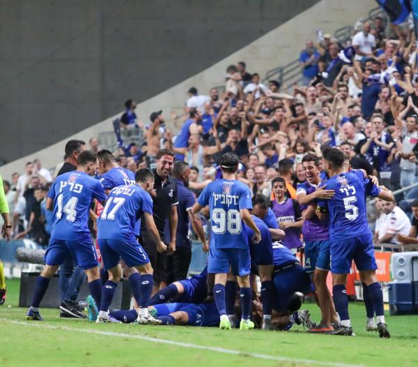 שחקני ואוהדי הפועל פתח תקוה חוגגים את שער הניצחון של עידן שמש