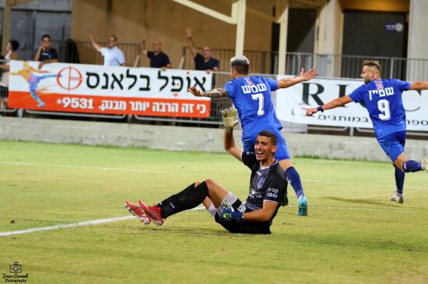 רז שטיין ועידן שמש חוגגים את שער היתרון של שמש, שוער מכבי יפו גל נבון מנסה להזעיק עזרה
