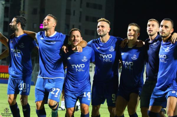 חגיגות בסיום. מימין - מתן גושה, עידו דוידוב, רז שטיין, עוז פרץ,רן ואתורי, ירדן כהן