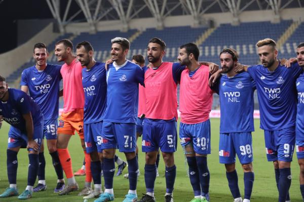 שחקני הפועל פ"ת מתכוננים לחגיגות עם הקהל בסיום. מימין - רז שטיין, ליאור ברקוביץ', ירדן כהן, רם לוי ,עידן שמש ,אופק פישלר ,רן חשפיה ,אוהד רבינוביץ'