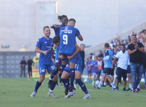 חיים איצרין מניף את רז שטיין אחרי שכבש את ה-0:2, ג'ימי אלכסיס ואופק פישלר מצטרפים לברכות