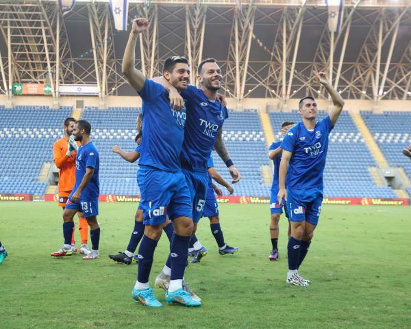 ניב ברקוביץ', אופק פישלר ועידן שמש חוגגים מול הקהל בסיום