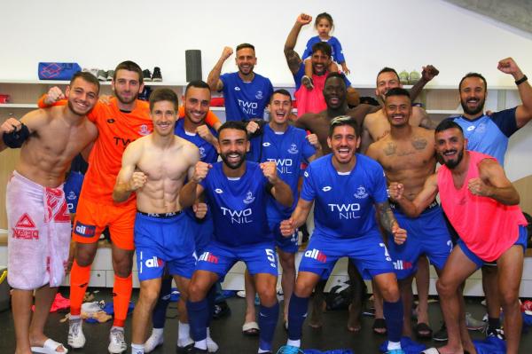 שחקני הפועל פתח תקוה חוגגים את הניצחון בחדר ההלבשה