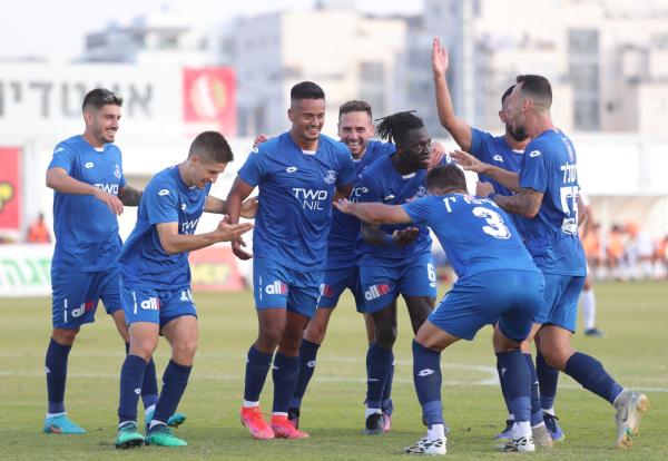 שחקני הפועל פתח תקוה חוגגים את שער היתרון. הכובש מתן בפלג במרכז, ג'ימי אלכסיס מימינו, עידו דוידוב ועידן שמש משמאלו