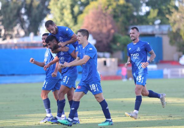 2022/23 - מחזור 12 - הפועל רמת-גן (1:1) - רועי זיקרי חוגג שער שיוויון, דרור ניר מטפס עליו, עידו דוידוב מימין, אופק פישלר מאחור