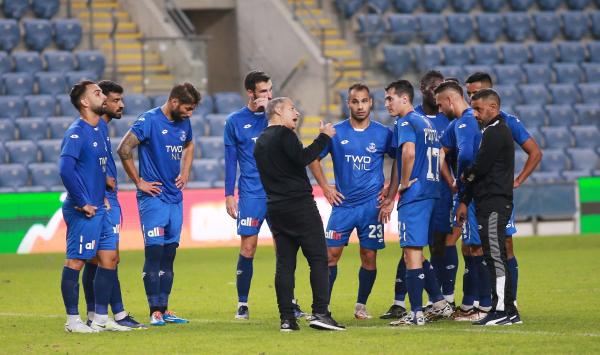 אסיפת שחקנים על עיגול האמצע עם מאמן הפועל פתח תקוה עופר טסלפפה