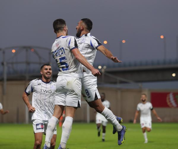 מוחמד באדיר ואוהד רבינוביץ' חוגגים את השער השני, בר נאווי משמאל