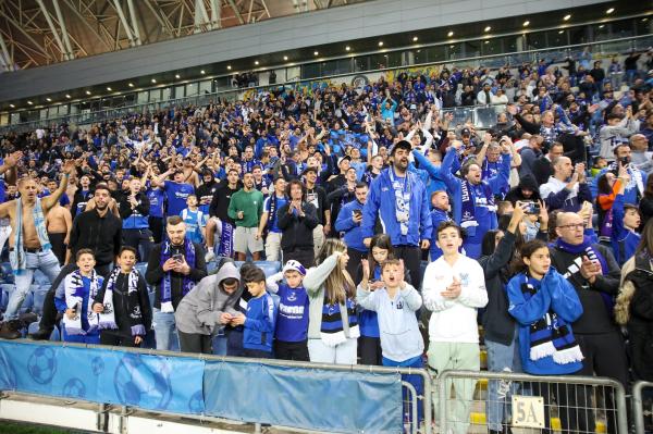 אוהדי הפועל פתח תקוה חוגגים ביציעי איצטדיון ראש הזהב