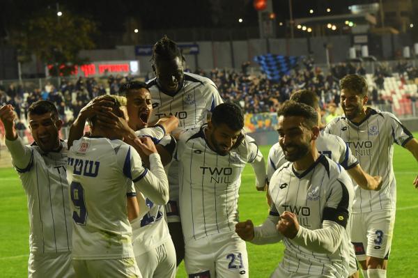 שחקני הפועל פתח תקוה חוגגים את ה-0:2 של ניב ברקוביץ'
