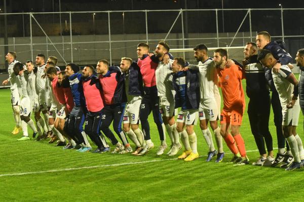 שחקני הפועל פתח תקוה חוגגים מול הקהל בסיום המשחק