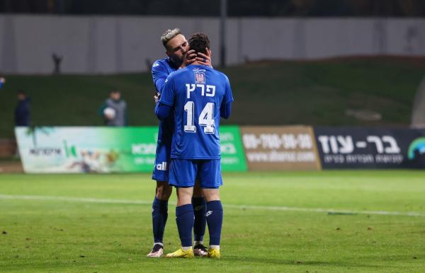 הכובש רז שטיין מנשק את המבשל עוז פרץ
