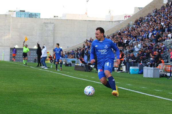 עוז פרץ עם הכדור, הקוון ברקע מרים את הדגל בטענה שגויה שהכדור עבר את הקו