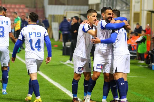 רם לוי ועידו דוידוב מחבקים את רז שטיין
