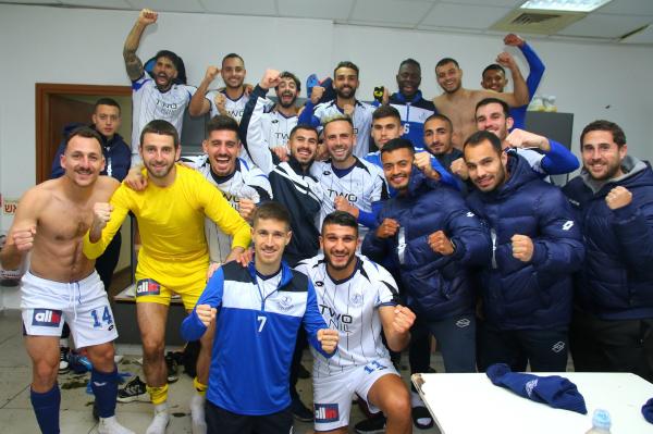 שחקני הפועל פתח תקוה חוגגים את הניצחון בחדר ההלבשה באשדוד